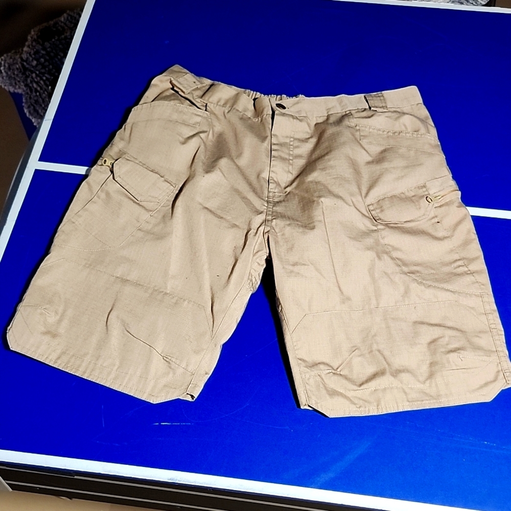 Tactical ripstop shorts kaki color.